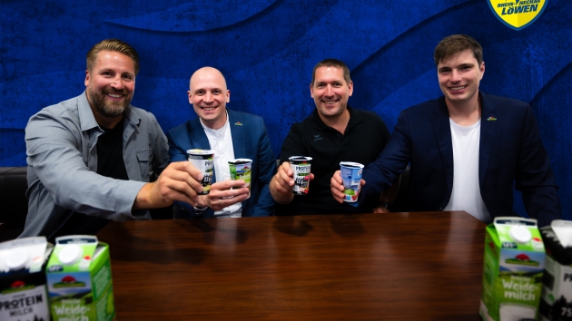 Schwarzwaldmilch wird Hauptsponsor der Rhein-Neckar Löwen - v.l.: Oliver Roggisch (Leitung Vertrieb Rhein-Neckar Löwen), Jens Müller (Geschäftsleiter Vertrieb/Marketing Schwarzwaldmilch), David Späth (Torwart Rhein-Neckar Löwen), Andreas Schneider (Geschäftsführer Schwarzwaldmilch), Holger Bachert (Geschäftsführer Rhein-Neckar Löwen) und Moritz Collmar (Leitung Marketing/Business Development Schwarzwaldmilch) - Quelle: Rhein-Neckar Löwen